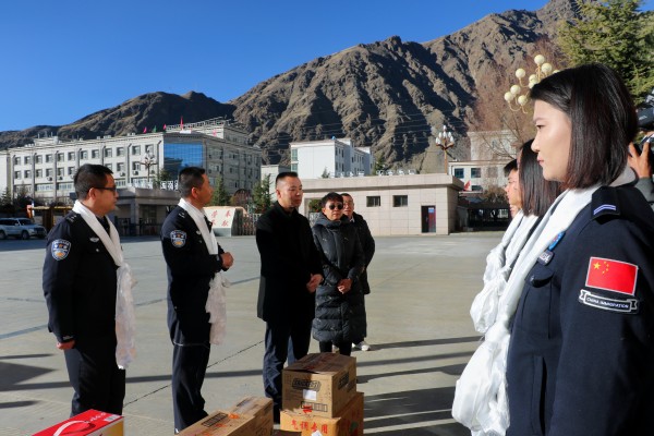 市委常委、常务副市长张维率慰问组前往驻山南市区部队,走访慰问部队官兵、消防指战员、公安干警,代表市委、市政府向他们致以节日的问候,对他们长期以来在维护社会稳定、支持地方发展、促进民族团结、巩固祖国边防等方面作出的贡献表示衷心感谢。 (1)_副本.jpg